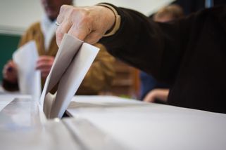 Omezení volebního práva seniorům. Je čas zavést horní věkový limit? - Médium.cz